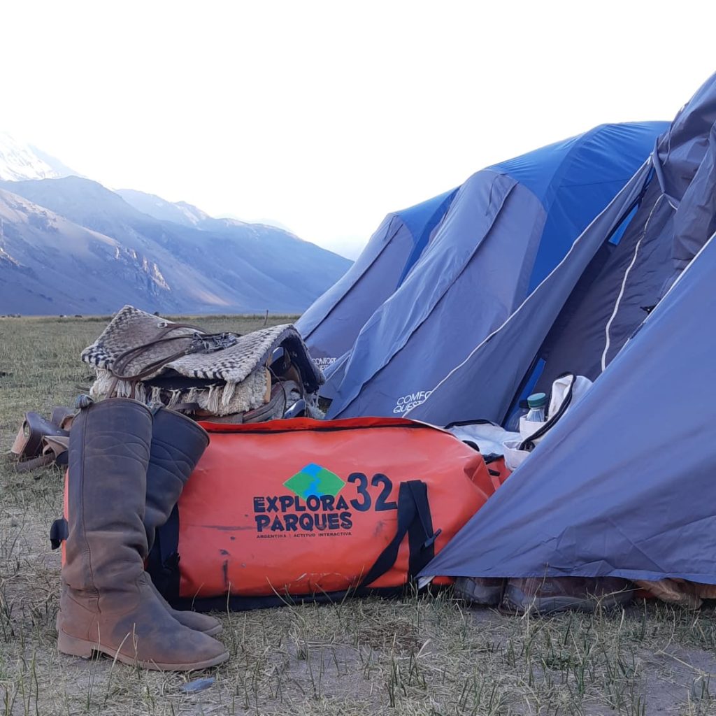 Equipamiento para la Cabalgata Sanmartiniana con carpas de alta montaña y bolso de expedición en la Cordillera de los Andes