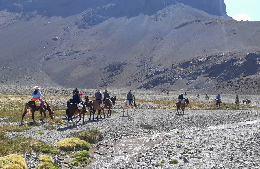 personas, caballos, cabalgata, cruce de los andes, explora parques, aventura, expedicion, cordillera de los andes