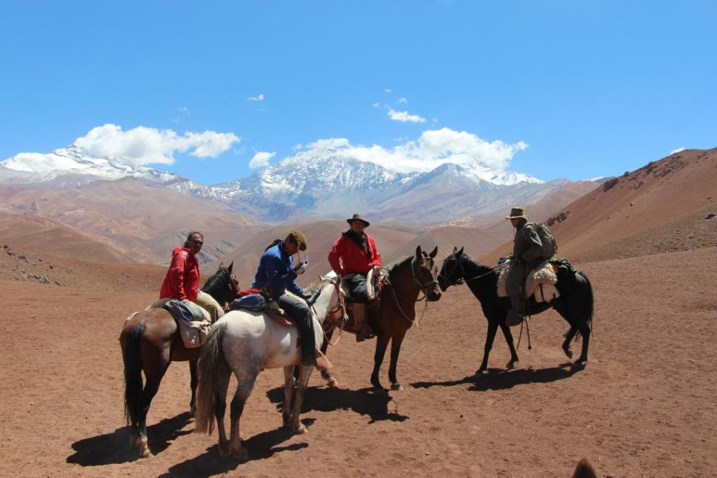 personas, caballos, cabalgata, cruce de los andes, explora parques, aventura, expedicion, cordillera de los andes, mal de altura
