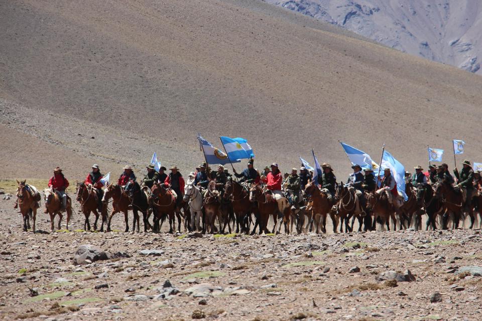 Participantes de la Cabalgata Sanmartiniana recorriendo la Cordillera de los Andes en San Juan