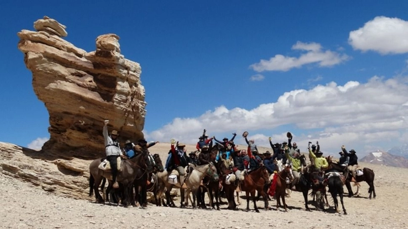 cruce de los andes en san juan nueve días de historia, montaña y aventura