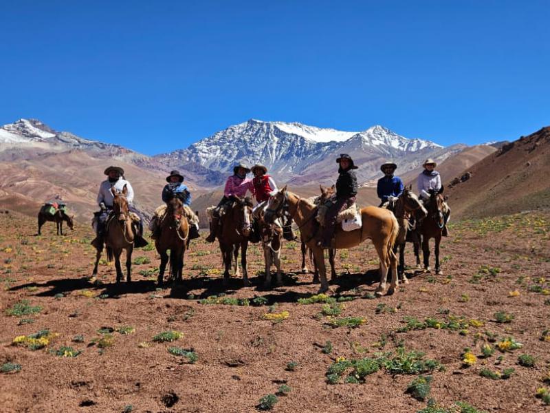 viaje explora parques cordillera de los andes cruce sanmartiniano caballos personas vista